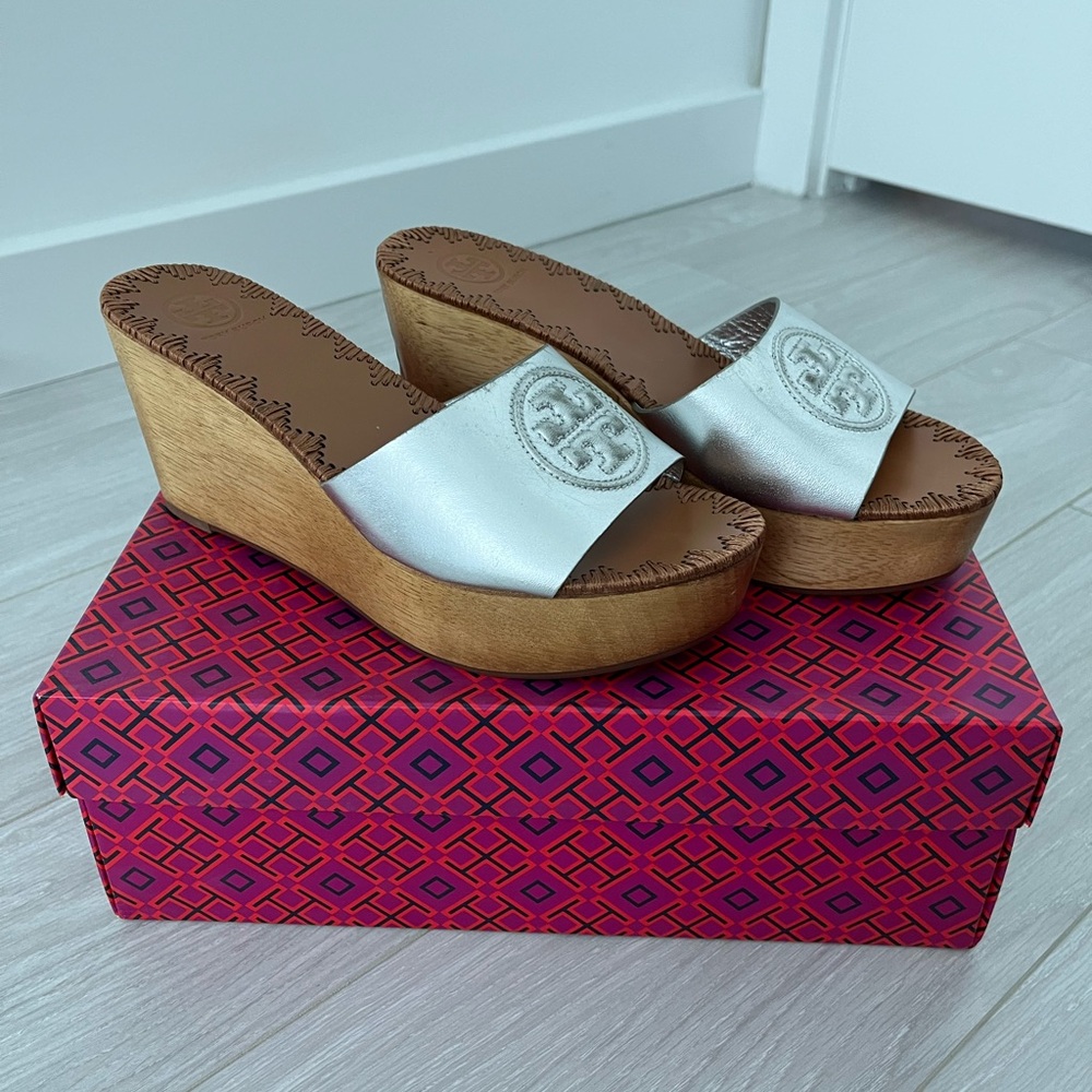 Tory Burch Patty 80 mm Wedge Slide Metallic Veg Nappa